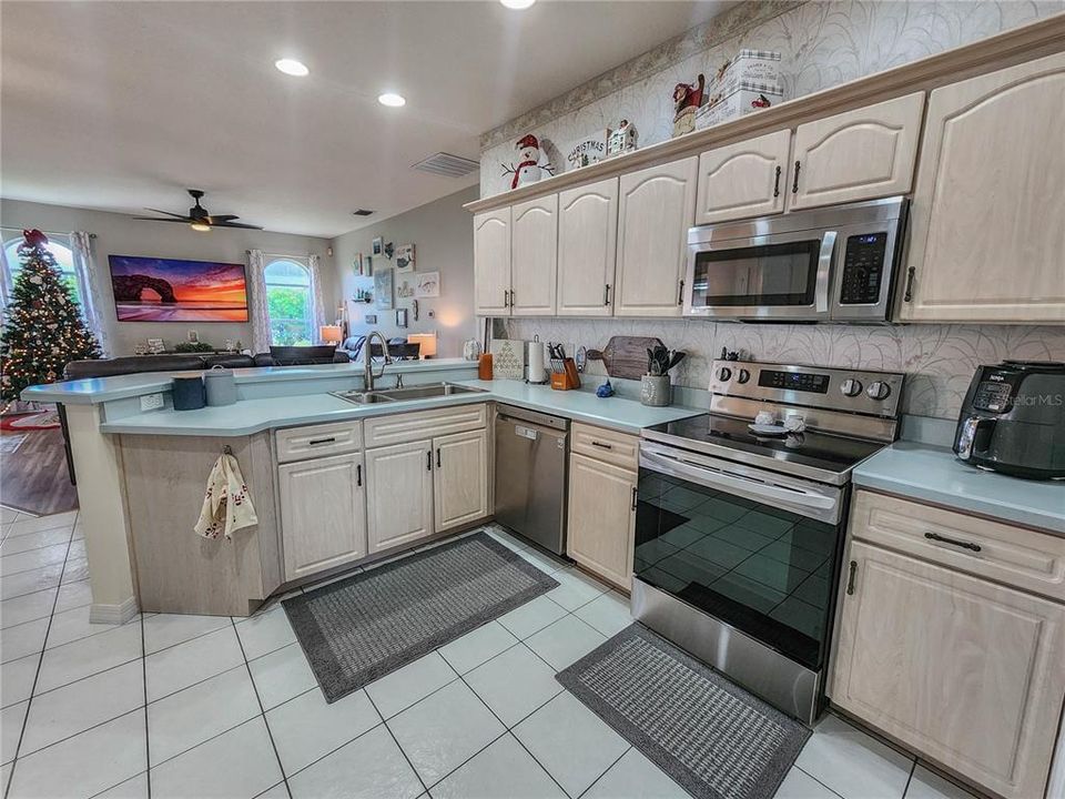 For Sale: $369,900 (3 beds, 2 baths, 1979 Square Feet)