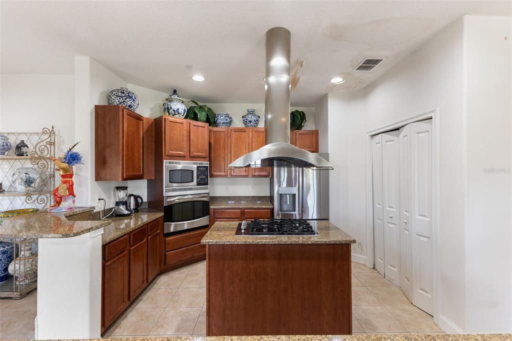 For Sale: $500,000 (3 beds, 3 baths, 2510 Square Feet)