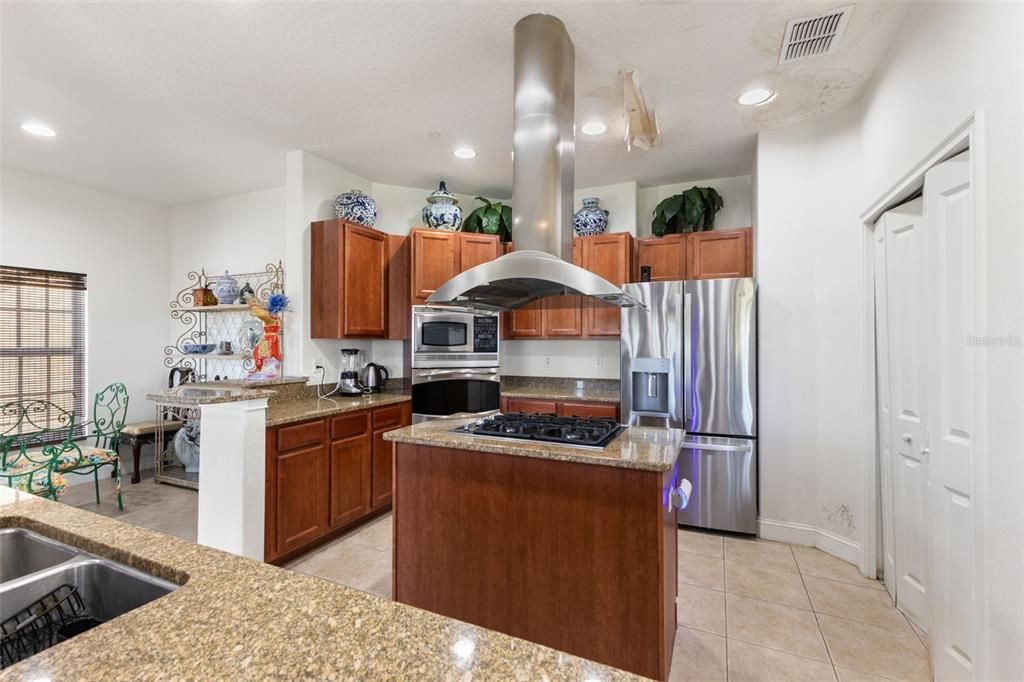 For Sale: $500,000 (3 beds, 3 baths, 2510 Square Feet)