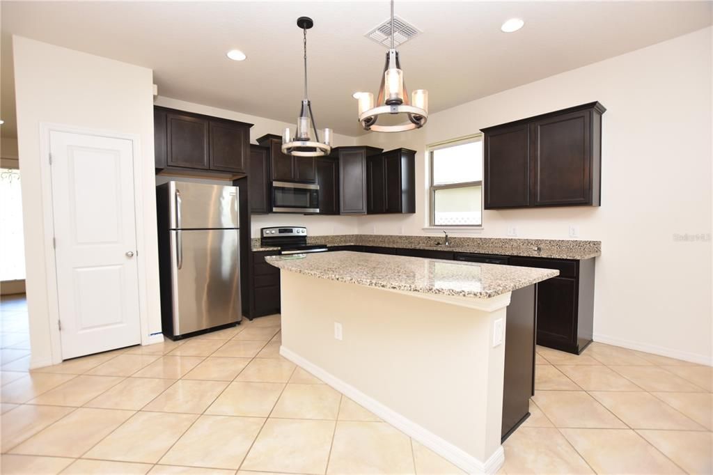 В аренду: $2,160 (4 спален, 3 ванн, 1830 Квадратных фут)