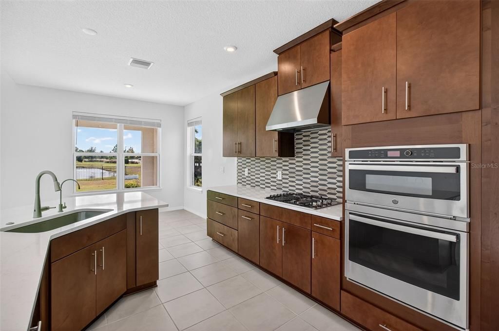 En Venta: $499,900 (4 camas, 3 baños, 2636 Pies cuadrados)