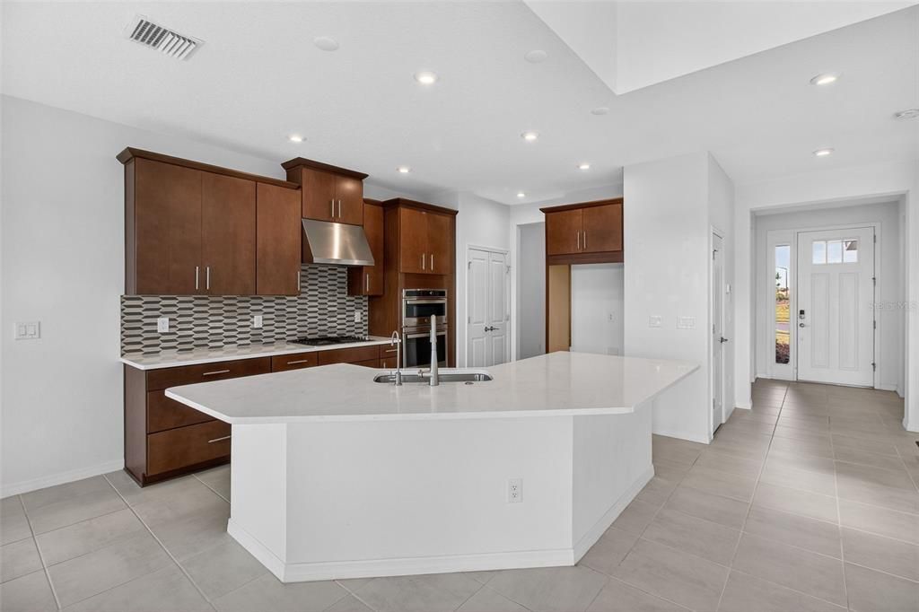 En Venta: $499,900 (4 camas, 3 baños, 2636 Pies cuadrados)