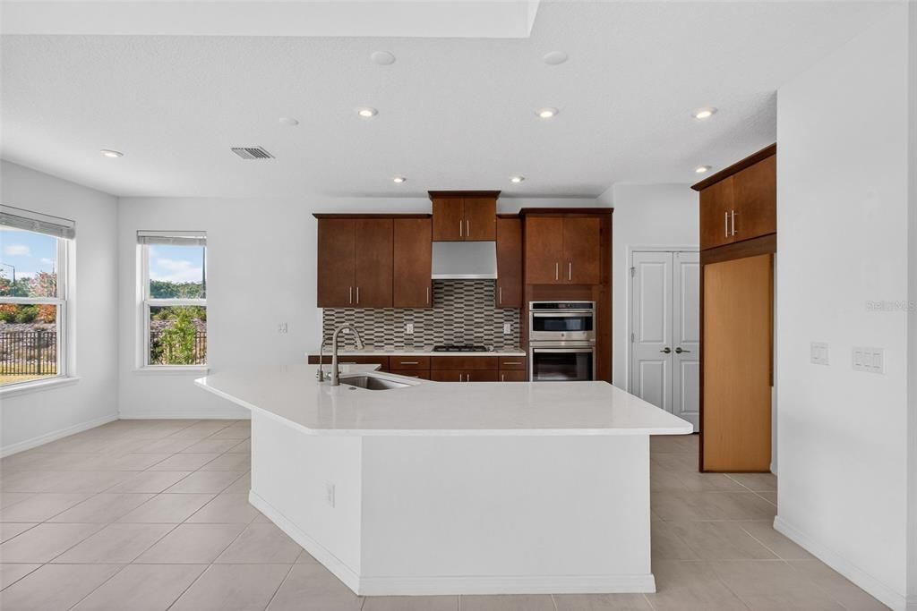 En Venta: $499,900 (4 camas, 3 baños, 2636 Pies cuadrados)