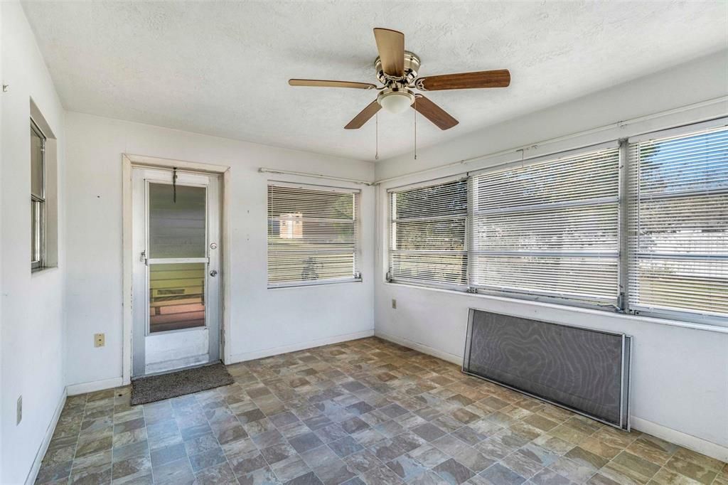 待售: $155,900 (3 贝兹, 1 浴室, 1288 平方英尺)