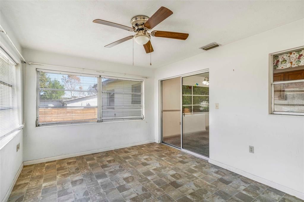 待售: $155,900 (3 贝兹, 1 浴室, 1288 平方英尺)