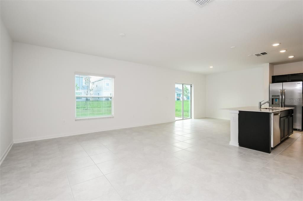 For Rent: $2,095 (4 beds, 2 baths, 1933 Square Feet)