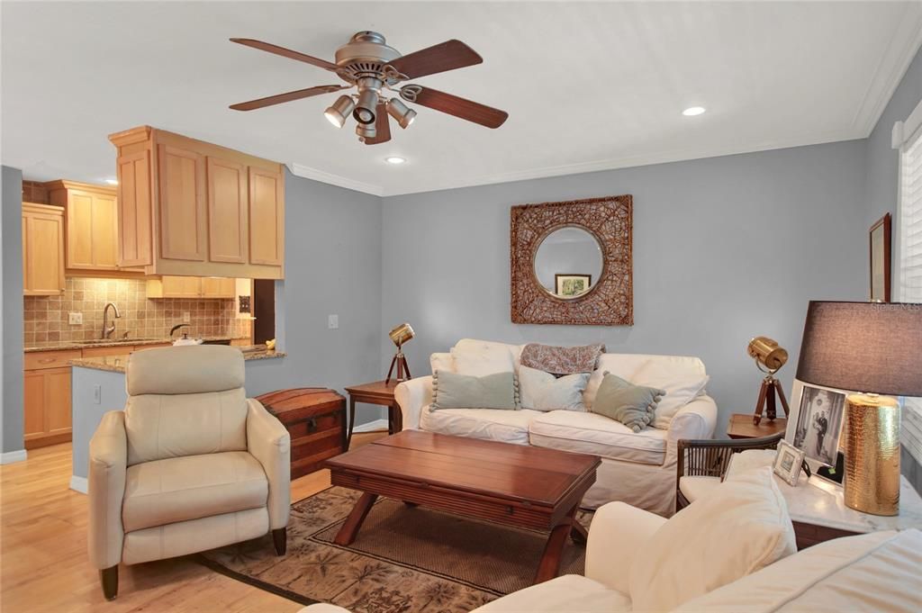 For Sale: $199,000 (1 beds, 1 baths, 645 Square Feet)