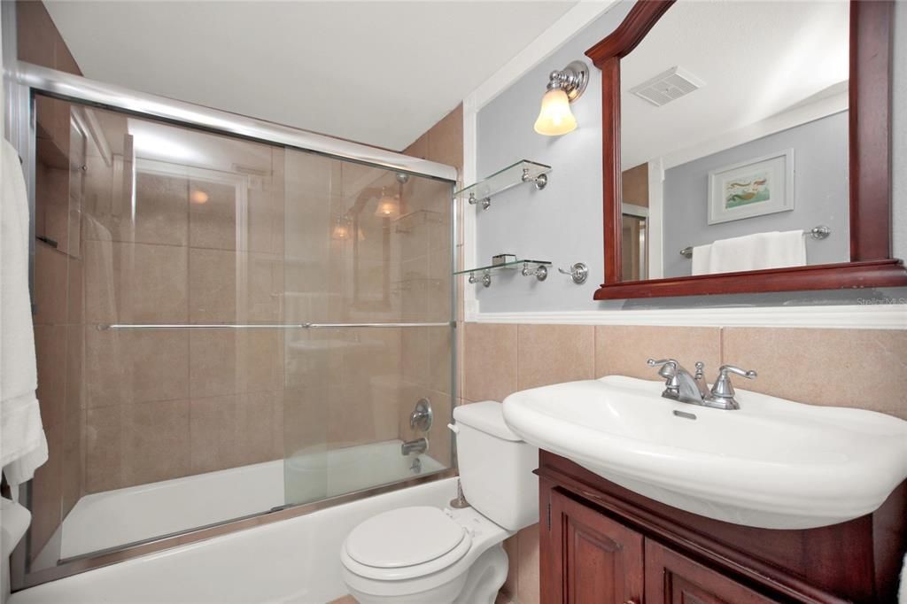 For Sale: $199,000 (1 beds, 1 baths, 645 Square Feet)