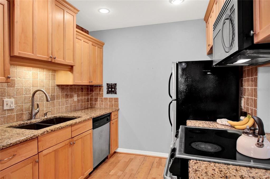 For Sale: $199,000 (1 beds, 1 baths, 645 Square Feet)