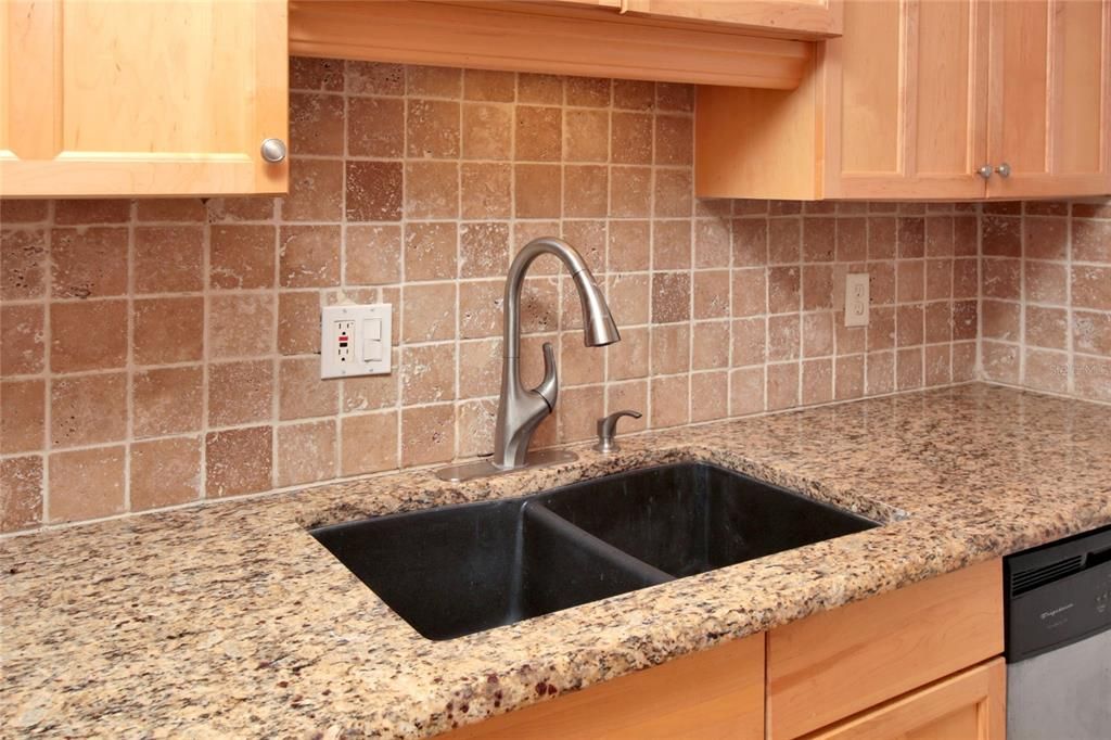 For Sale: $199,000 (1 beds, 1 baths, 645 Square Feet)