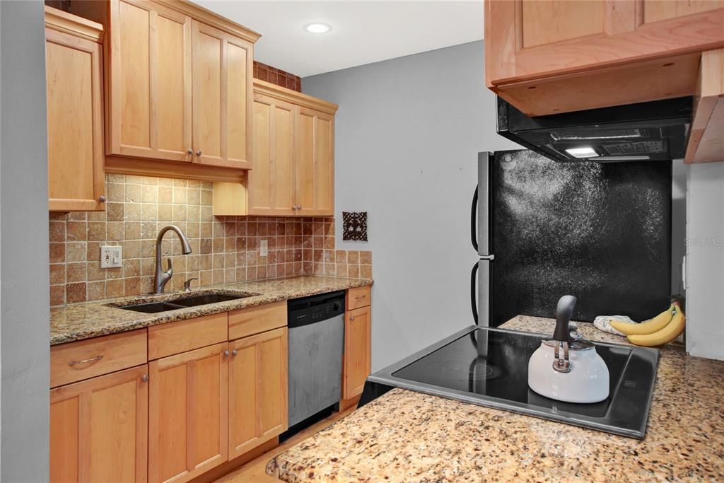 For Sale: $199,000 (1 beds, 1 baths, 645 Square Feet)