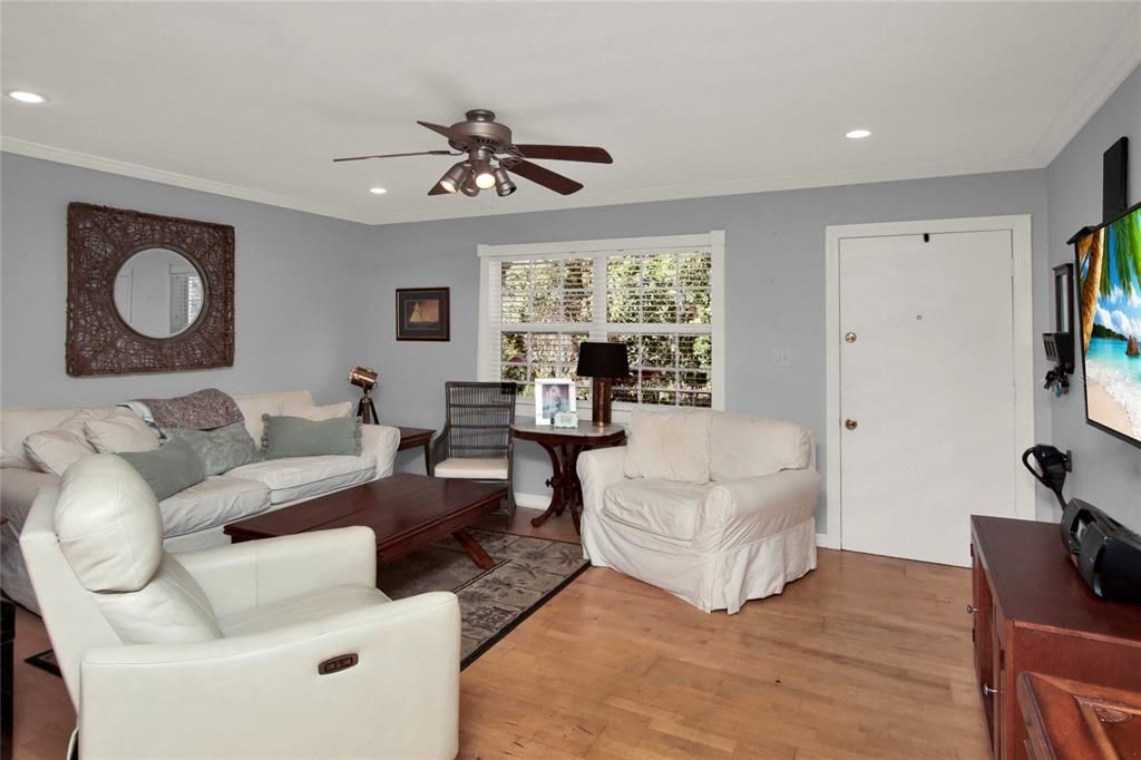 For Sale: $199,000 (1 beds, 1 baths, 645 Square Feet)