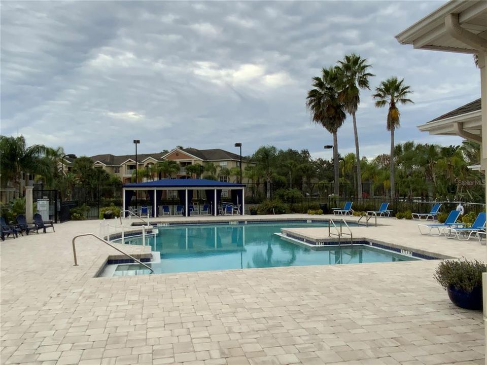 待售: $215,000 (2 贝兹, 2 浴室, 975 平方英尺)