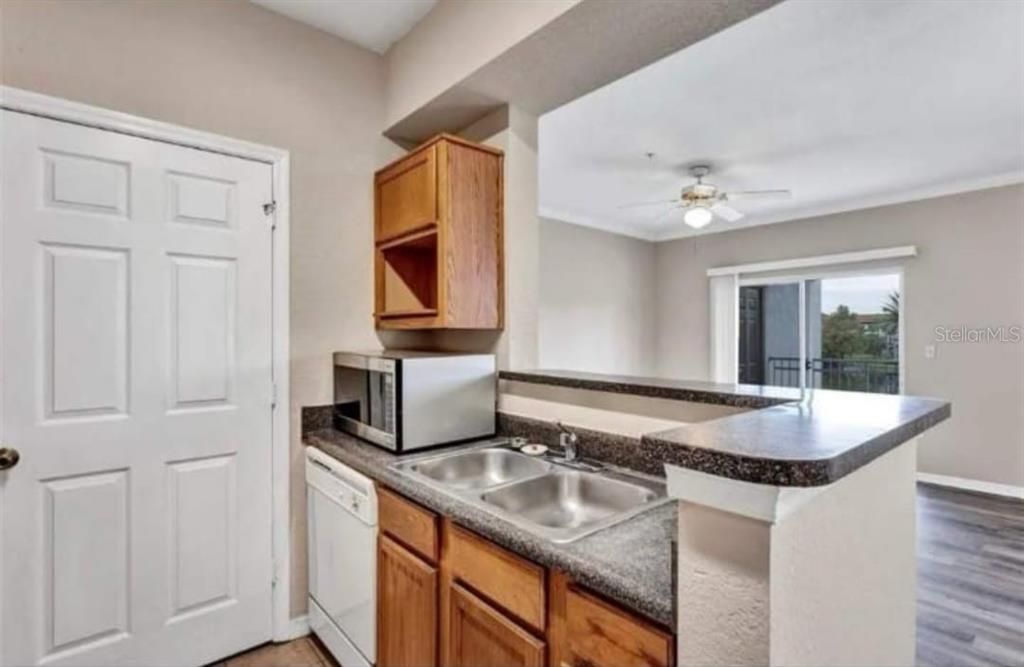 For Rent: $1,350 (1 beds, 1 baths, 768 Square Feet)