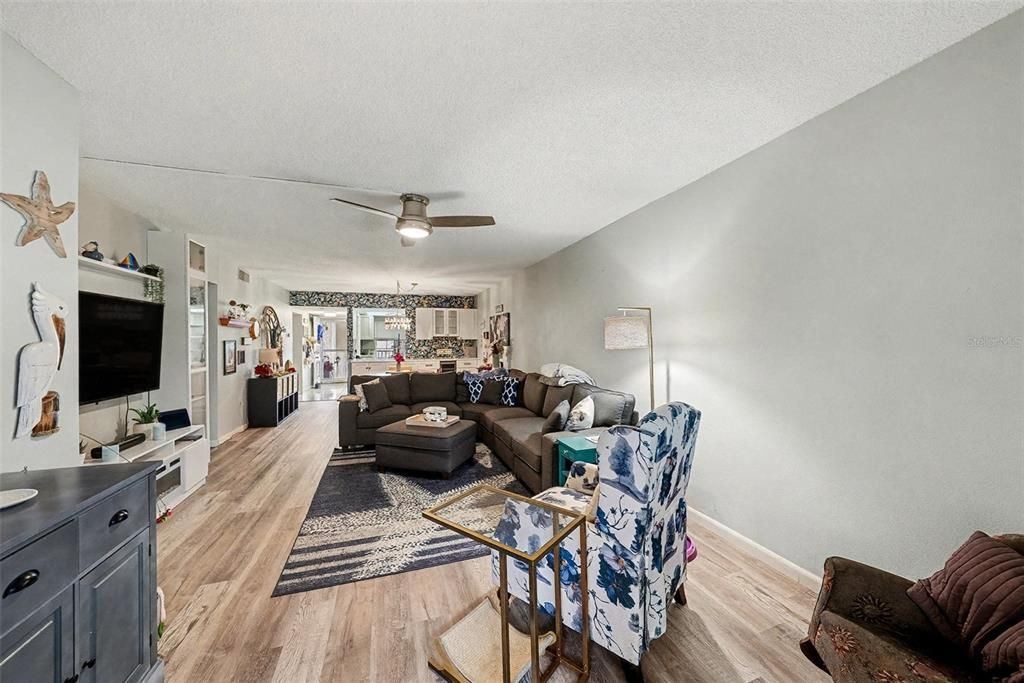 For Sale: $200,000 (2 beds, 2 baths, 1118 Square Feet)