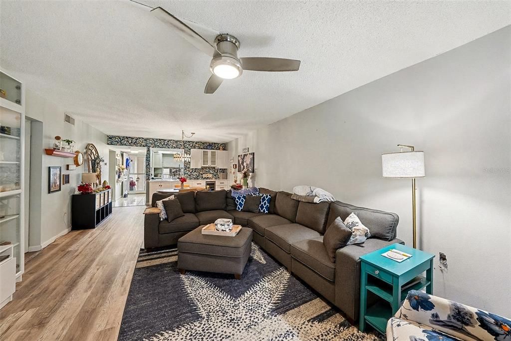 For Sale: $200,000 (2 beds, 2 baths, 1118 Square Feet)