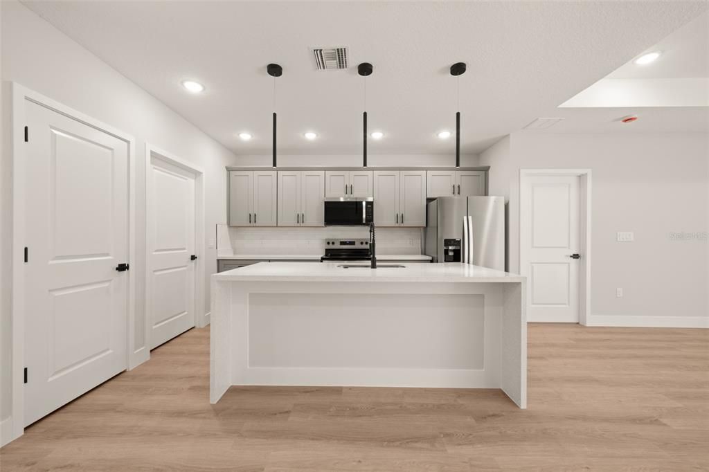 En Venta: $299,900 (4 camas, 2 baños, 1759 Pies cuadrados)