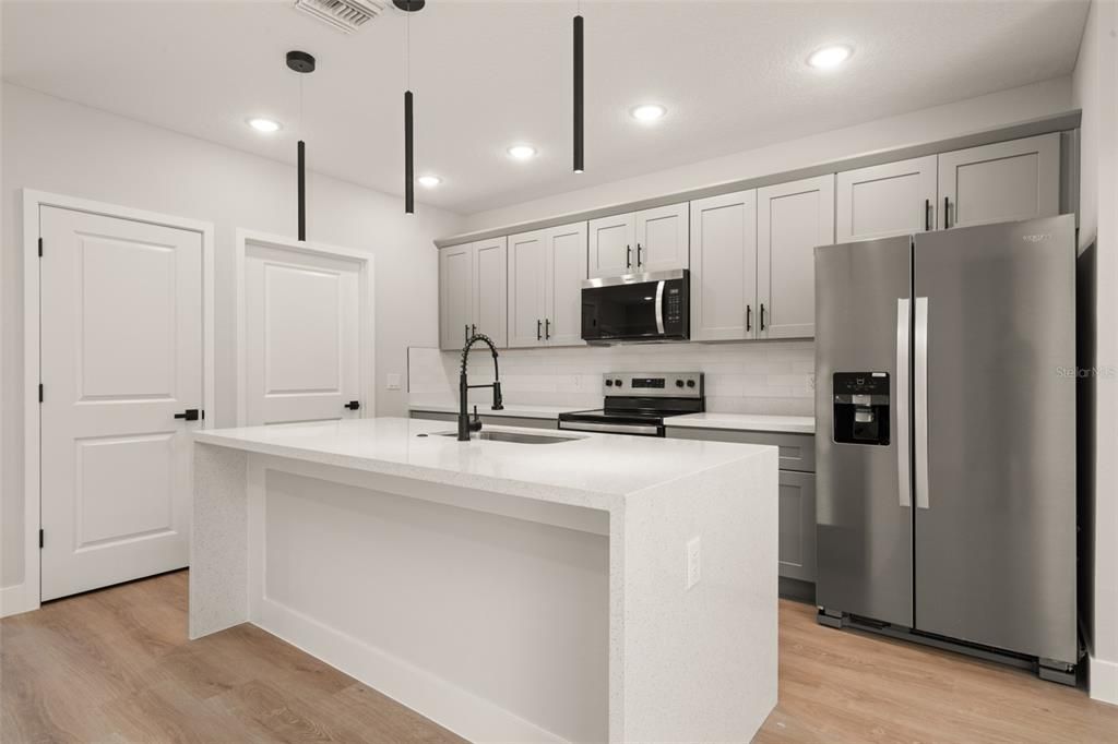 En Venta: $299,900 (4 camas, 2 baños, 1759 Pies cuadrados)