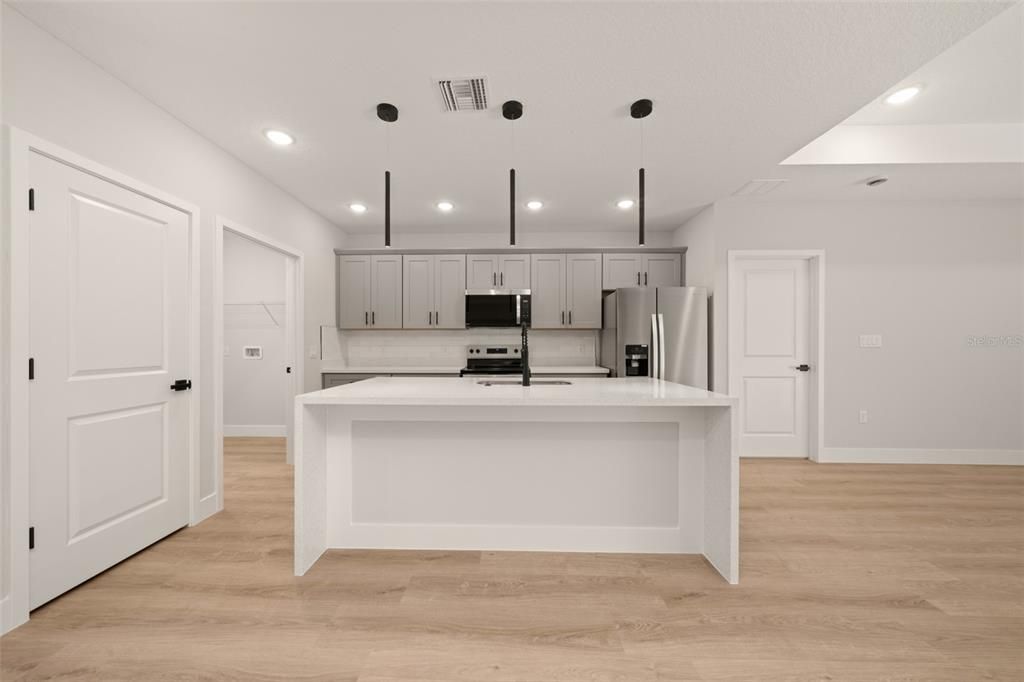 En Venta: $299,900 (4 camas, 2 baños, 1759 Pies cuadrados)