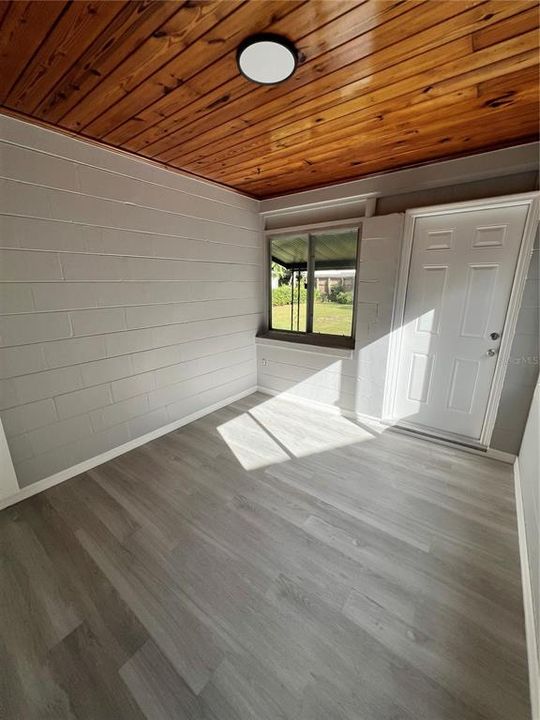 For Sale: $310,000 (2 beds, 1 baths, 852 Square Feet)