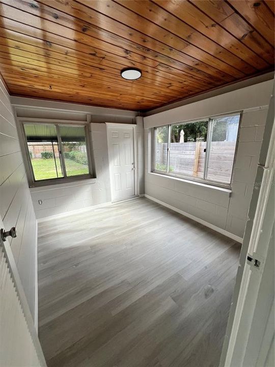 For Sale: $310,000 (2 beds, 1 baths, 852 Square Feet)