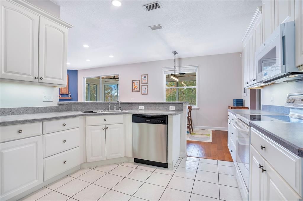 待售: $915,000 (6 贝兹, 4 浴室, 3852 平方英尺)