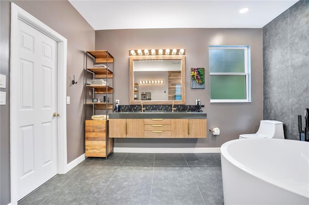 待售: $915,000 (6 贝兹, 4 浴室, 3852 平方英尺)