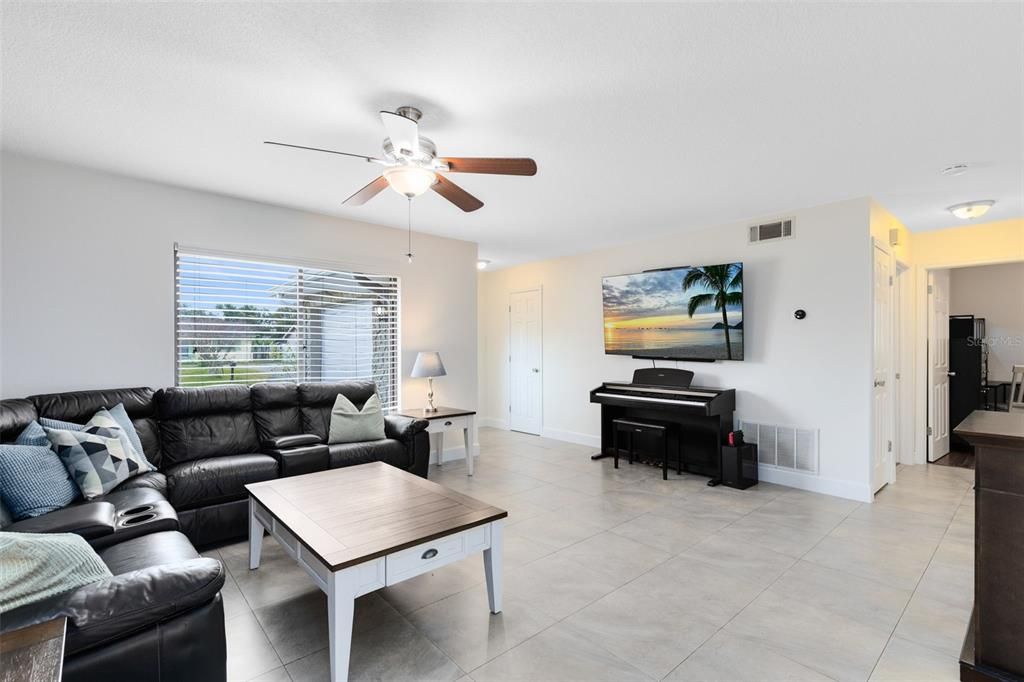 For Sale: $375,000 (3 beds, 2 baths, 1370 Square Feet)