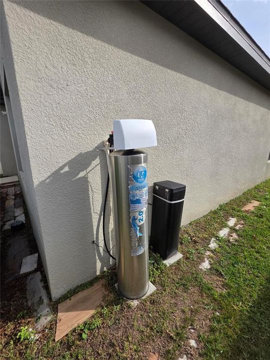 For Sale: $299,000 (3 beds, 2 baths, 2033 Square Feet)