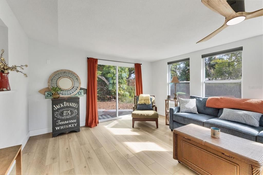 For Sale: $325,000 (3 beds, 1 baths, 1260 Square Feet)