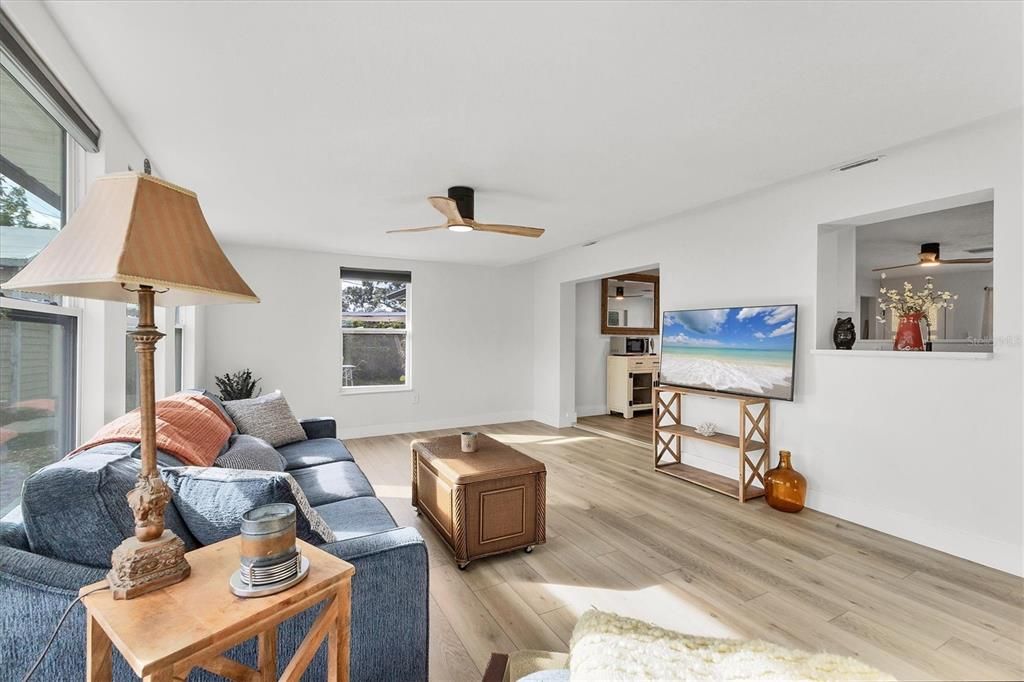 For Sale: $325,000 (3 beds, 1 baths, 1260 Square Feet)