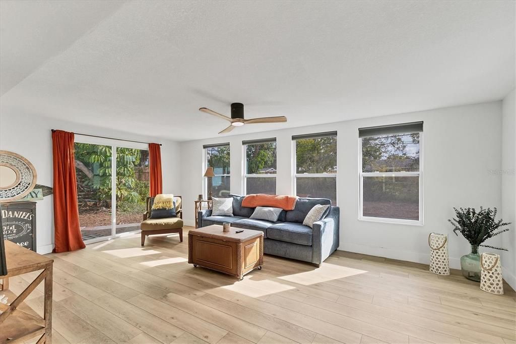 For Sale: $325,000 (3 beds, 1 baths, 1260 Square Feet)