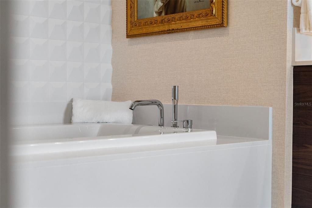 For Rent: $16,500 (3 beds, 4 baths, 2712 Square Feet)