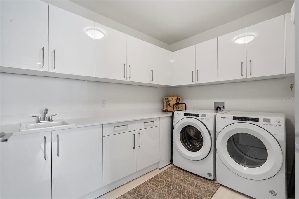 For Rent: $16,500 (3 beds, 4 baths, 2712 Square Feet)