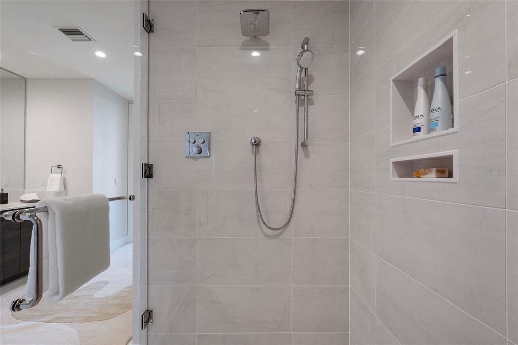 For Rent: $16,500 (3 beds, 4 baths, 2712 Square Feet)