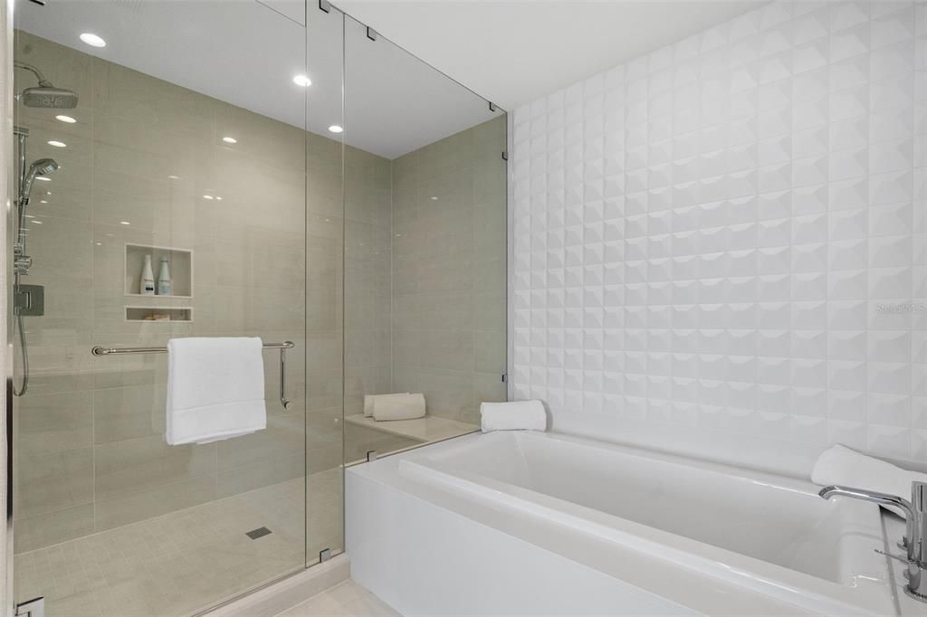 For Rent: $16,500 (3 beds, 4 baths, 2712 Square Feet)