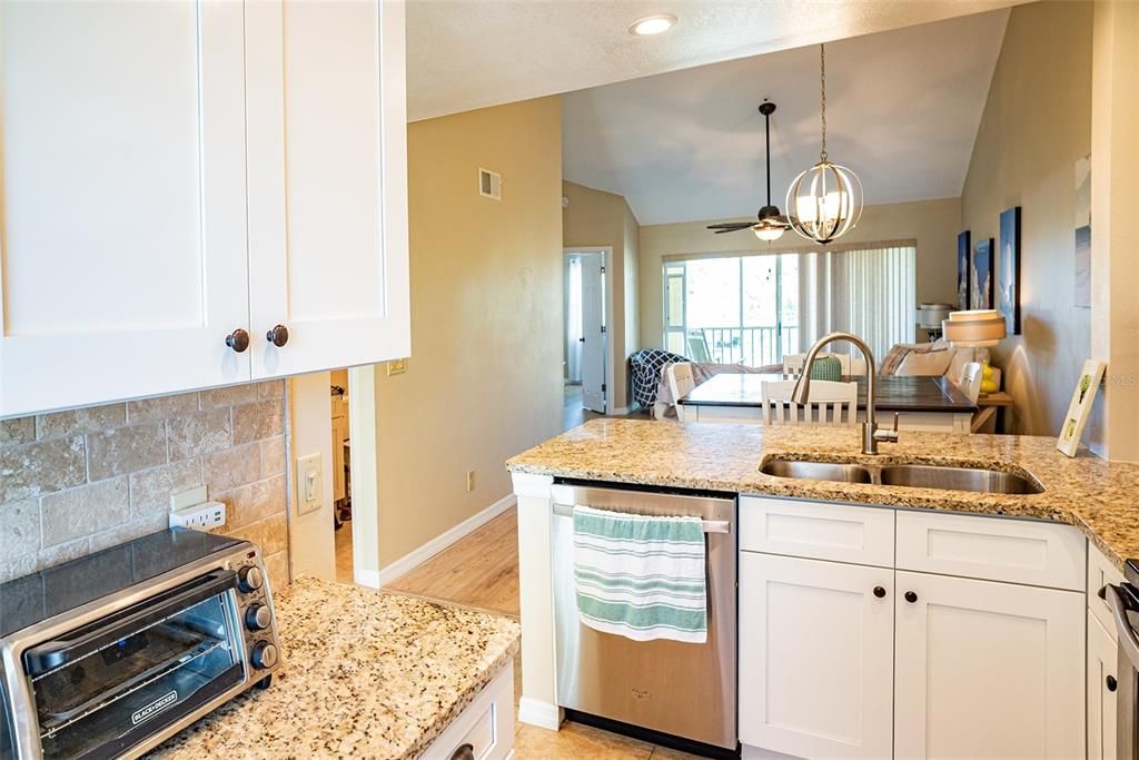 待售: $235,000 (2 贝兹, 2 浴室, 1002 平方英尺)