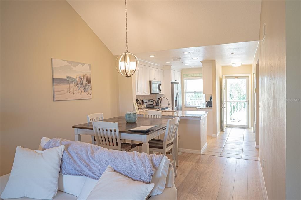 待售: $235,000 (2 贝兹, 2 浴室, 1002 平方英尺)