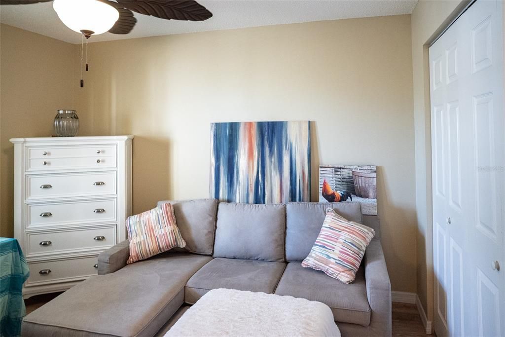 待售: $235,000 (2 贝兹, 2 浴室, 1002 平方英尺)