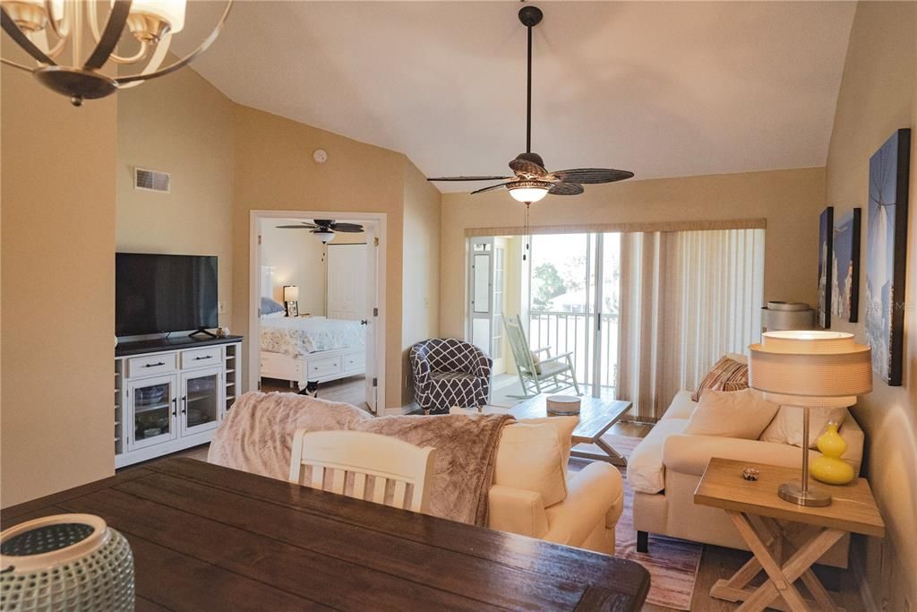 待售: $235,000 (2 贝兹, 2 浴室, 1002 平方英尺)