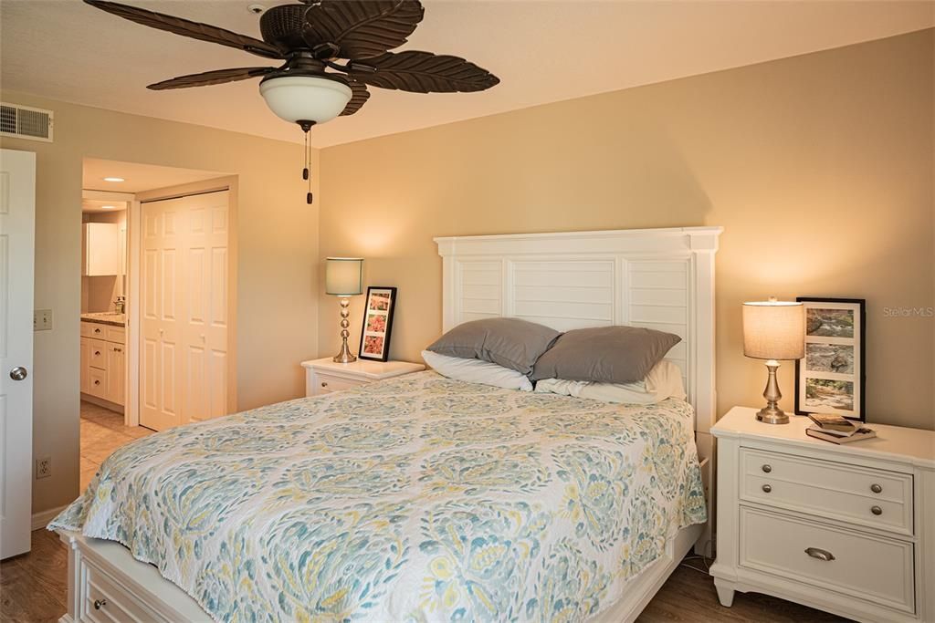 待售: $235,000 (2 贝兹, 2 浴室, 1002 平方英尺)