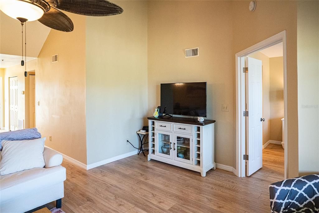 待售: $235,000 (2 贝兹, 2 浴室, 1002 平方英尺)