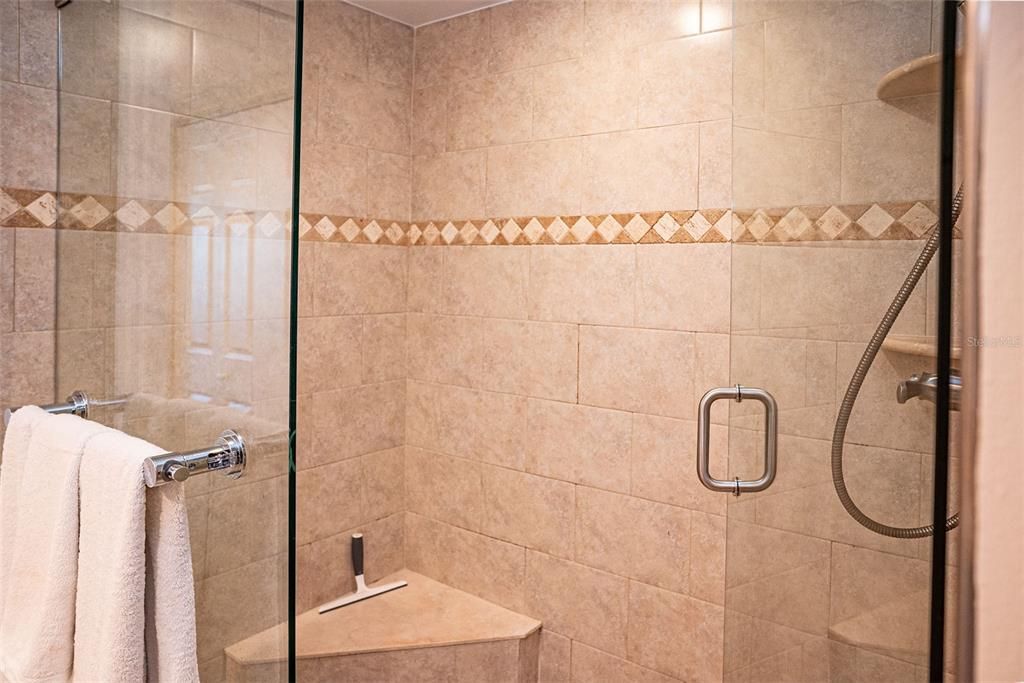 待售: $235,000 (2 贝兹, 2 浴室, 1002 平方英尺)