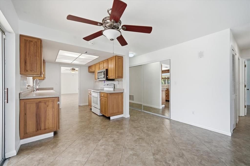 На продажу: $575,000 (3 спален, 3 ванн, 2098 Квадратных фут)