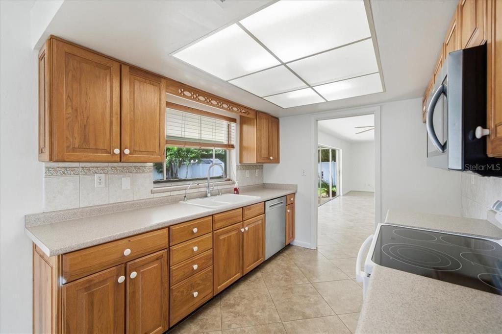 На продажу: $575,000 (3 спален, 3 ванн, 2098 Квадратных фут)