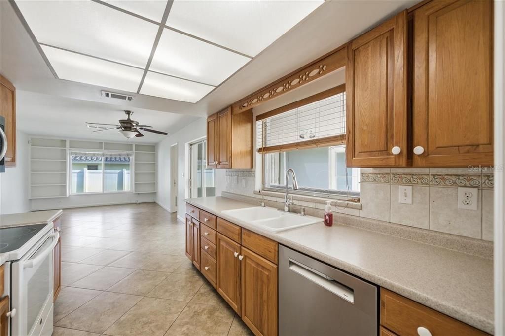 На продажу: $575,000 (3 спален, 3 ванн, 2098 Квадратных фут)