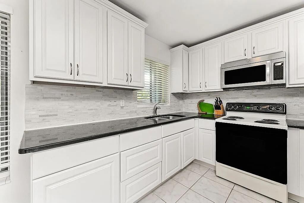 На продажу: $430,999 (3 спален, 2 ванн, 1173 Квадратных фут)