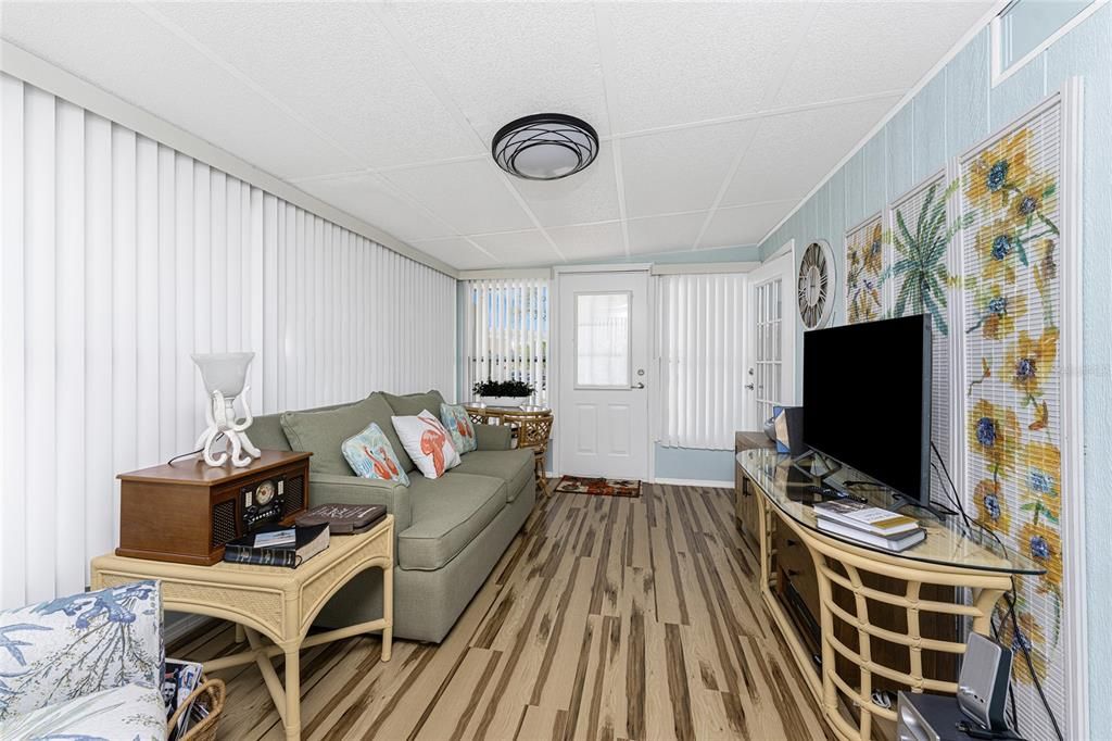 На продажу: $175,000 (2 спален, 2 ванн, 1151 Квадратных фут)