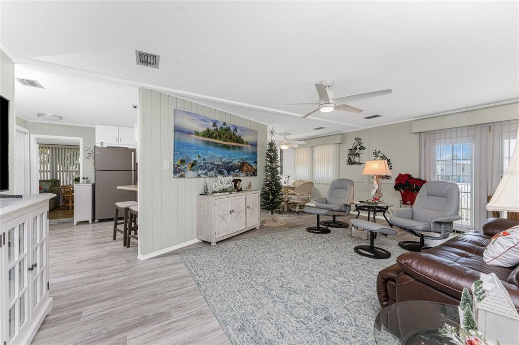 На продажу: $175,000 (2 спален, 2 ванн, 1151 Квадратных фут)