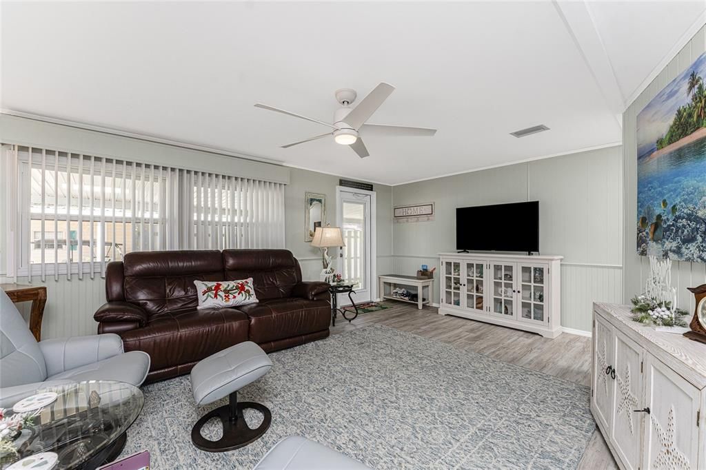 На продажу: $175,000 (2 спален, 2 ванн, 1151 Квадратных фут)